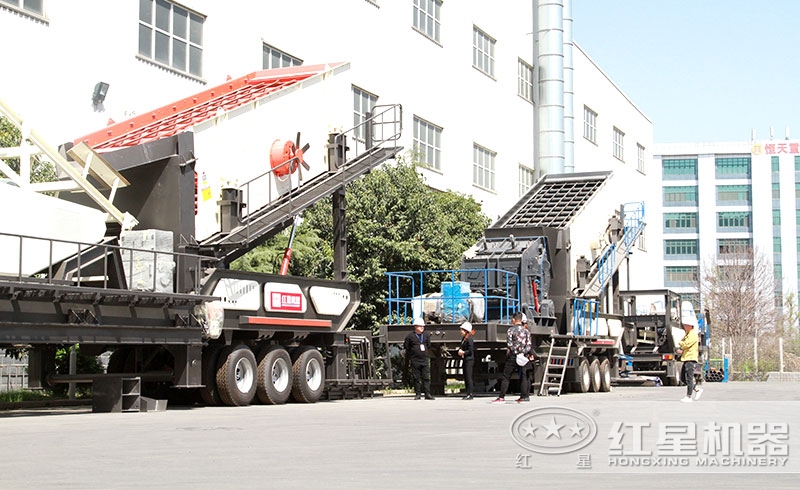 用戶來廠參觀，河南時(shí)產(chǎn)300噸建筑移動破碎車市場銷量廣